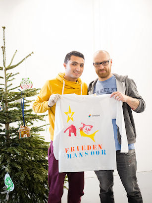 Teamwork: Mansoor (17) und Workshop-Leiter Christian Rothenhagen aka deerBLN. 