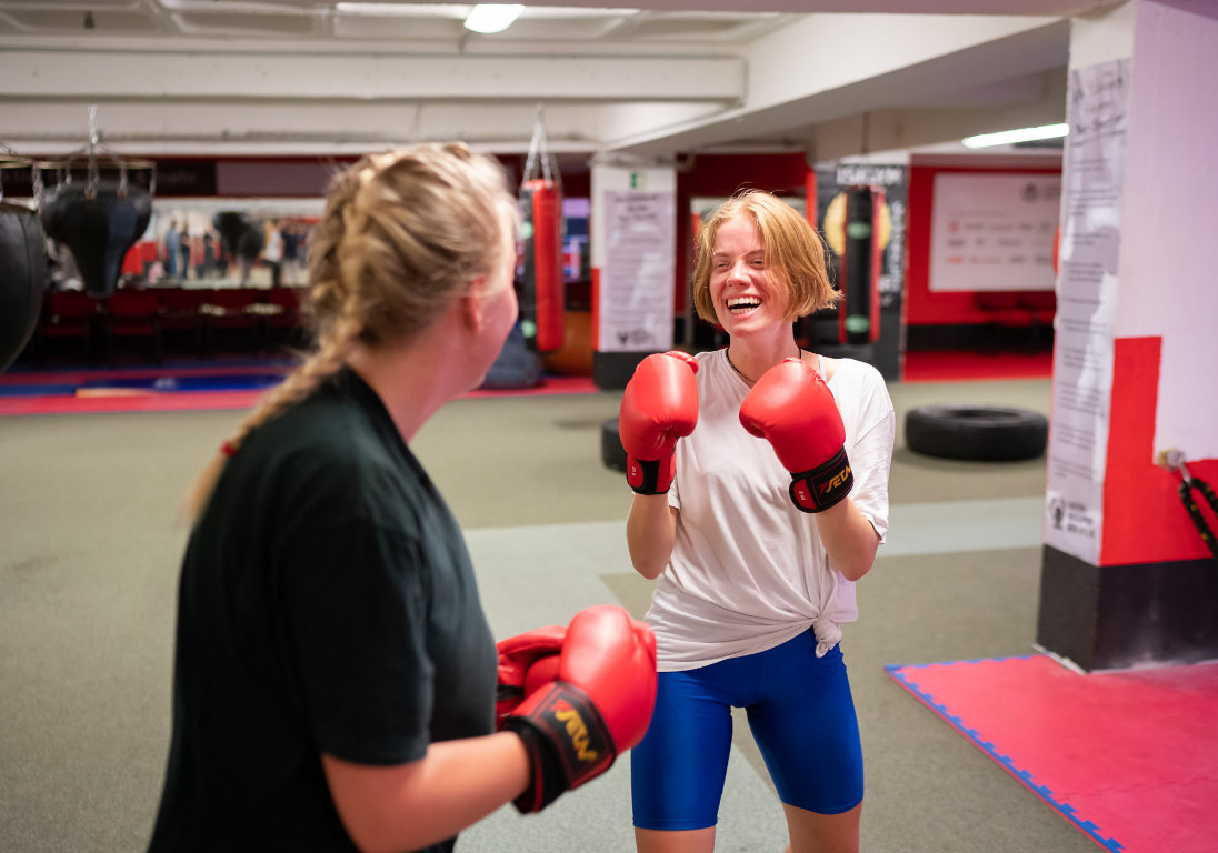Mädchen trainieren bei Wir aktiv Boxsport von der Stiftung Berliner Leben