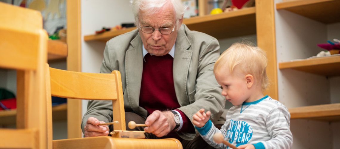 Opa und Kleinkind machen Musik beim Spendenprojekt der Stiftung Berliner Leben