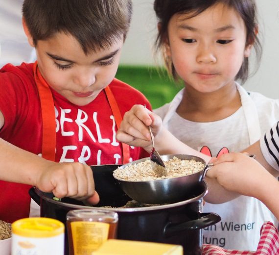 Kinder kochen beim Projekt Gesunde Ernährung der Stiftung Berliner Leben