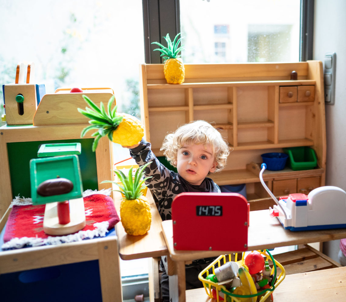 Kleiner Besucher in der Ludothek