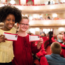 Mädchen mit Opern-Ticket von der Stiftung Berliner Leben