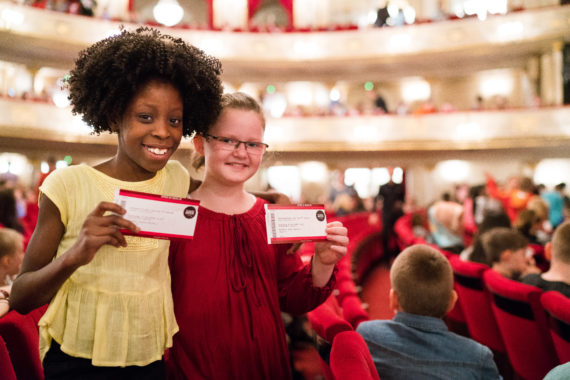 Mädchen mit Opern-Ticket von der Stiftung Berliner Leben