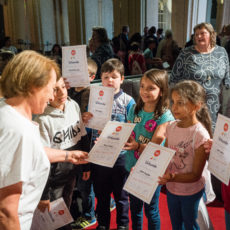 Kinder erhalten Urkunde beim Projekt Abenteuer Oper 77 Zwerge