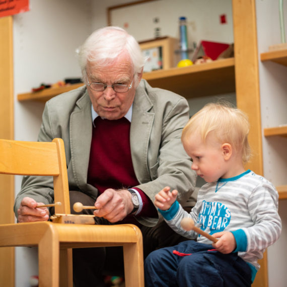 Siegfrid Zoels und Kleinkind machen Musik für Stiftung Berliner Leben