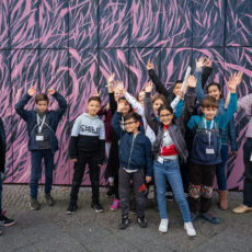 Glückliche Kinder und Betreuer beim Graffiti Kurs der Stiftung Berliner Leben