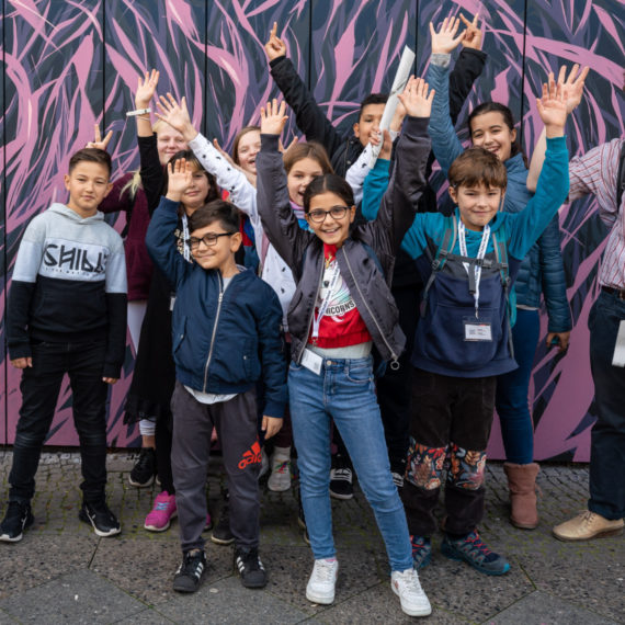 Glückliche Kinder beim Graffiti Kurs der Stiftung Berliner Leben