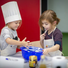 Backende Kinder mit Schürze der Stiftung Berliner Leben