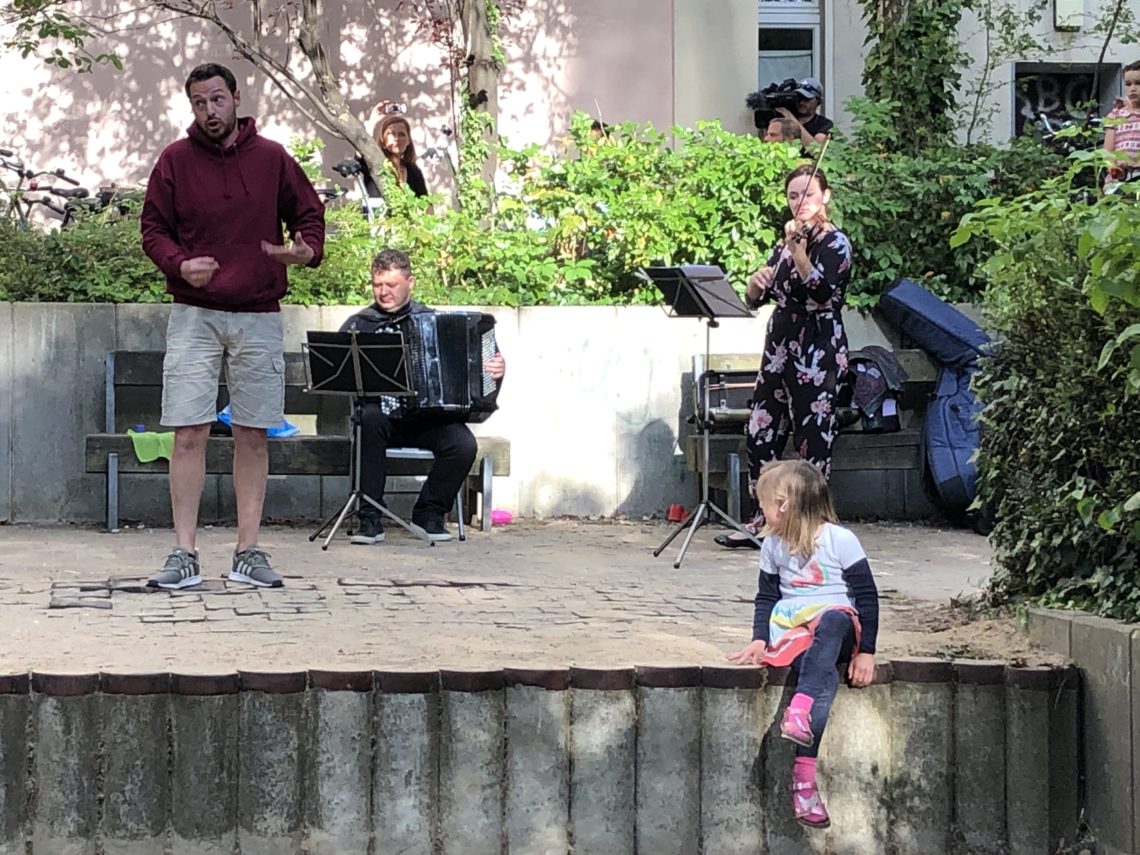 Musikanten spielen Musik bei einem Hofkonzert.
