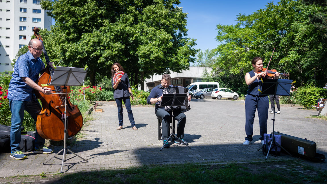 Ein Sänger und ein Musiker-Trio spielen Musik auf der Straße.