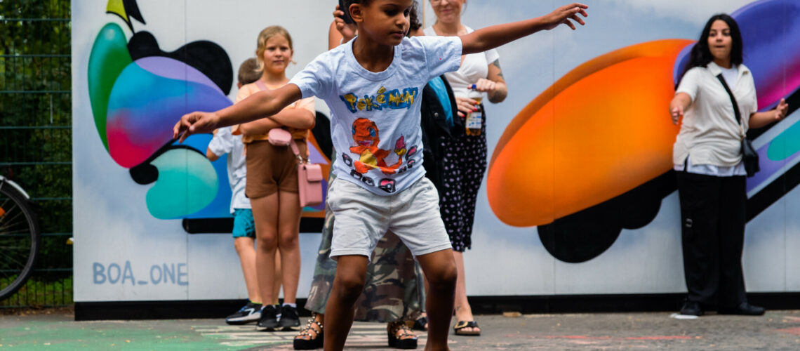 Ein Kind tanzt vor Publikum