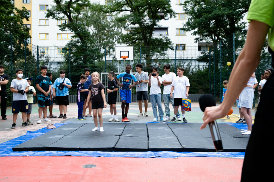 Kinder tanzen vor Publikum und werden dabei angefeuert