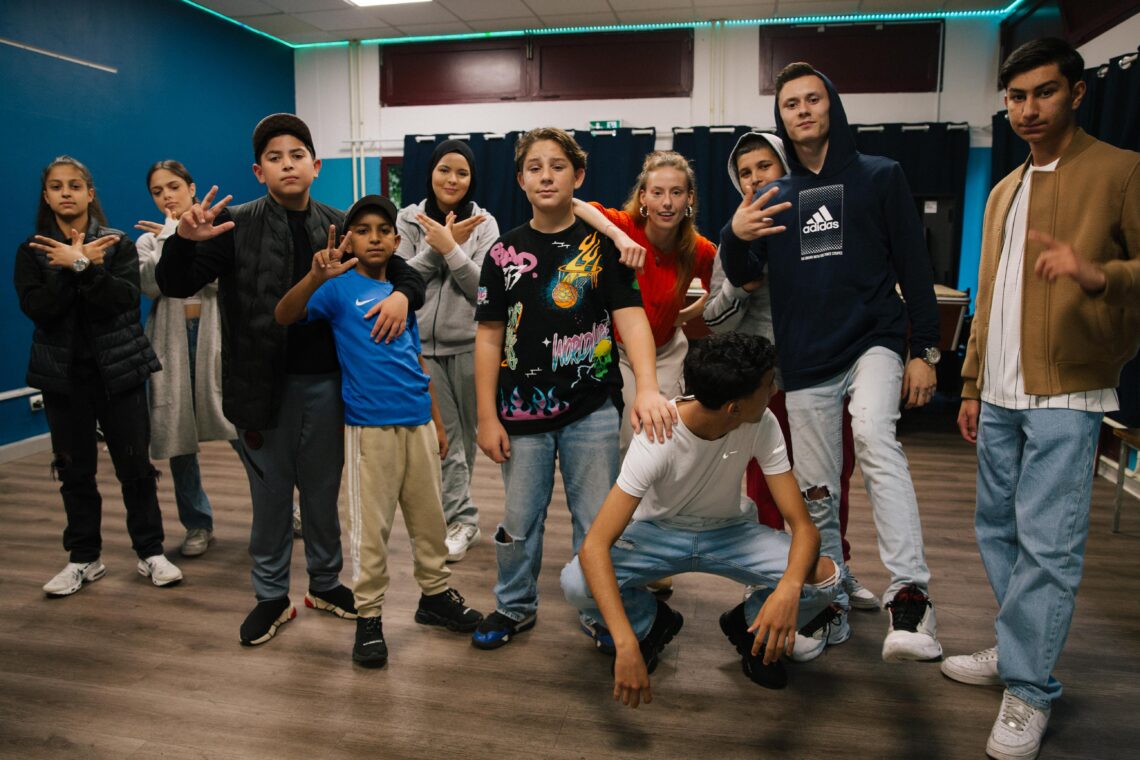 Eine Gruppe an Kindern posiert in die Kamera