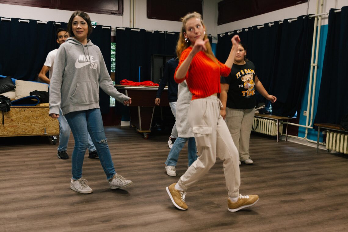 Eine Gruppe an Jugendlichen tanzt HipHop-New Style