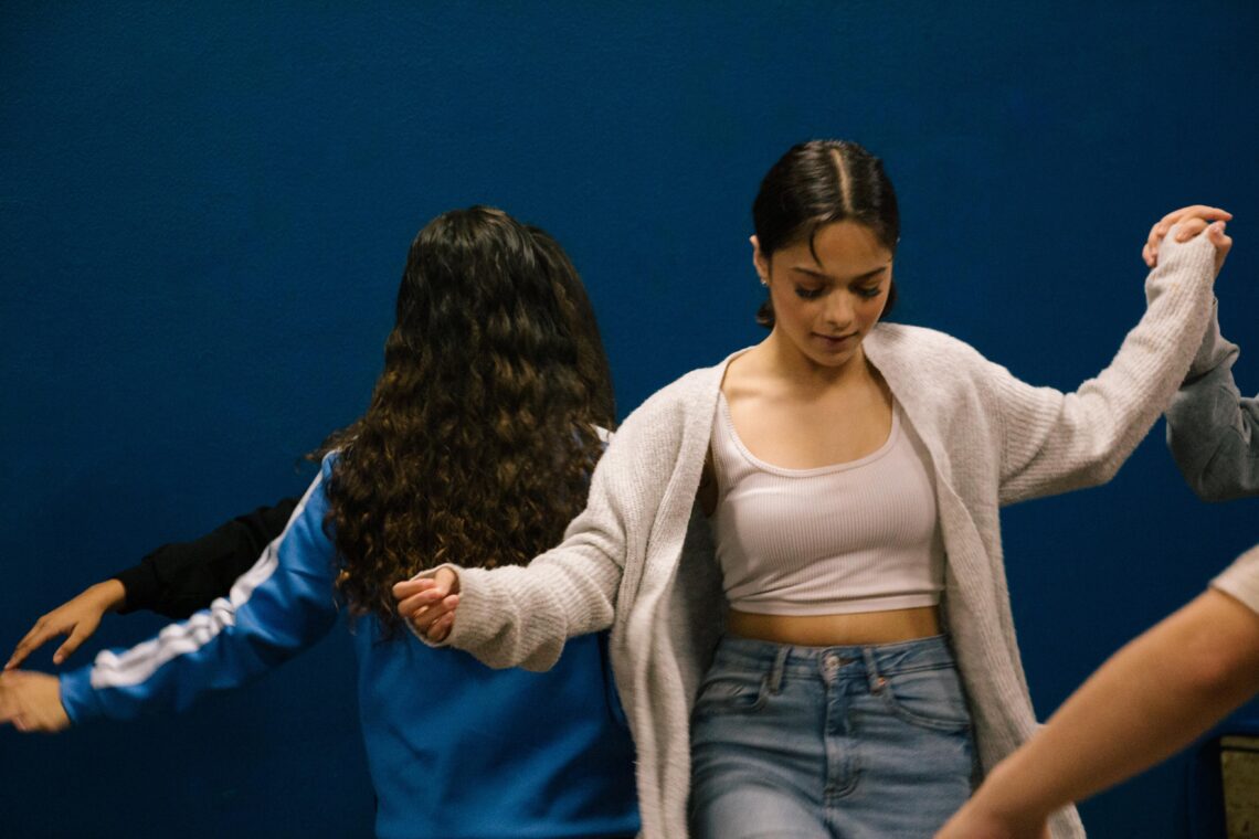 Zwei Mädchen tanzen HipHop-New Style