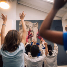 Einige Kinder halten beim Tanzen die Hände nach oben.