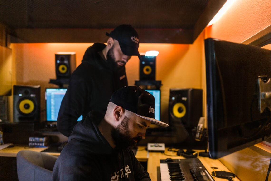 Global Origins coa­chen Jugendlichen im Rahmen von Rap-Workshops