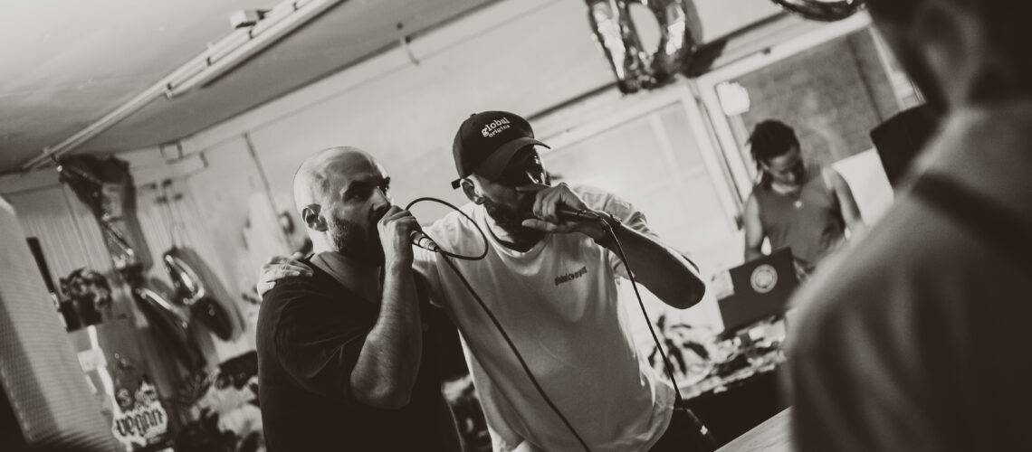 Global Origins coa­chen Jugendliche im Rahmen von Rap-Workshops