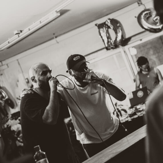 Global Origins coa­chen Jugendliche im Rahmen von Rap-Workshops